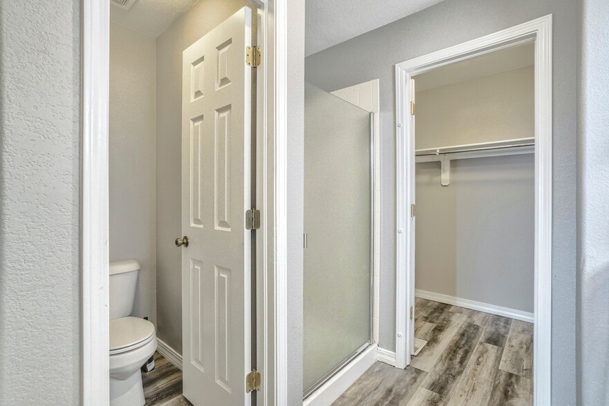Master Bathroom w/ walk-in closet - 1179 Westmoreland Rd