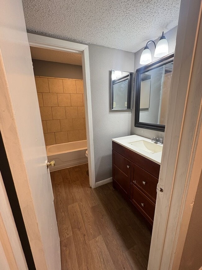 Building Photo - 1/2 First Full Month's Rent! 2BD/2BA Condo in Whispering Oaks.