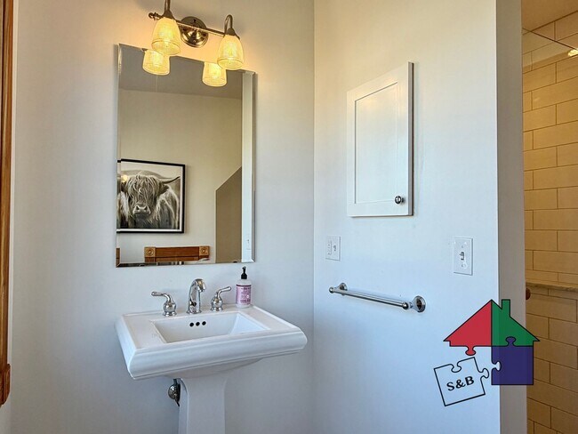 Building Photo - 112 Main St