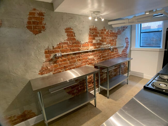 Building Photo - 1568 Vine St