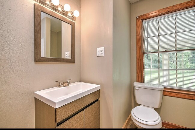 Building Photo - 401 Hillcrest Dr