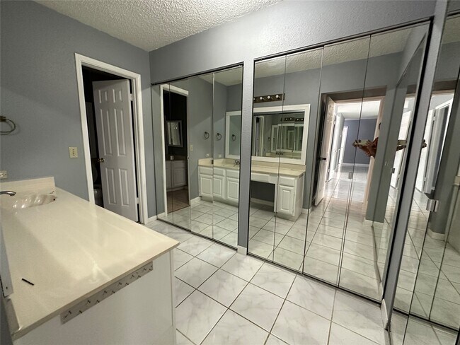 Building Photo - 3319 Green Fields Dr