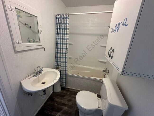 Building Photo - Cozy 2 Bed 1 bath house with detached garage and central Heat and air and washer/dryer hookups in...