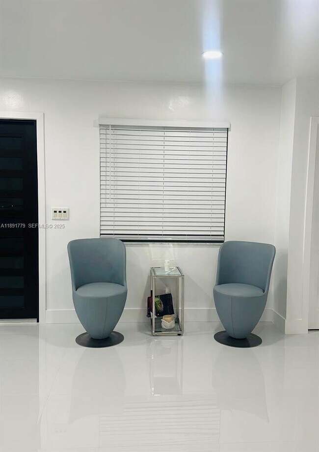 Building Photo - 541 SE 17th Ave