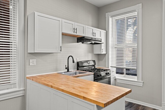 Building Photo - Extremely Spacious and Bright 2-Bedroom Apartment on Cherokee Street