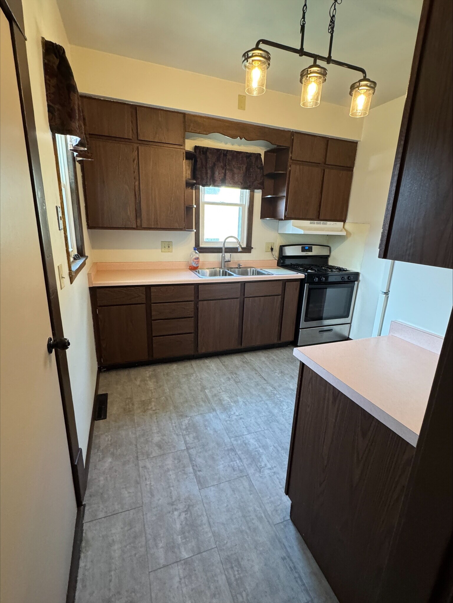 Kitchen - 410 E Conant St