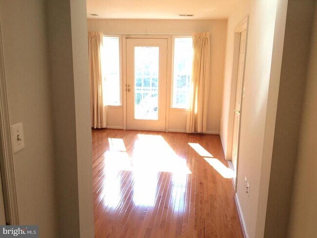 Building Photo - 724 Vestal St