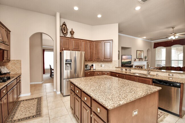 Building Photo - 8030 Crescent Knolls Dr