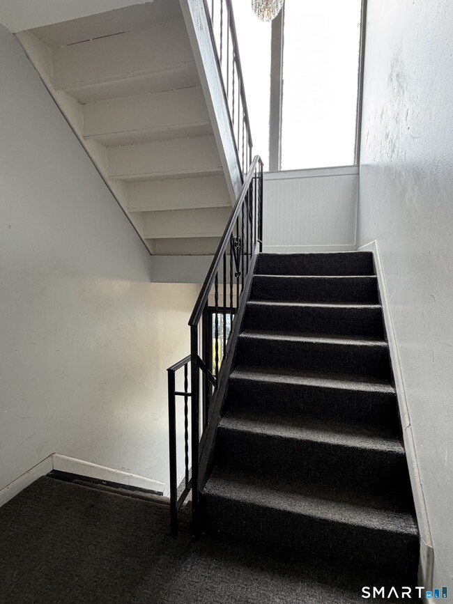 Building Photo - 179 Elm St