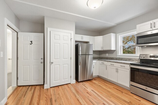 Primary Photo - 92 Hamilton St