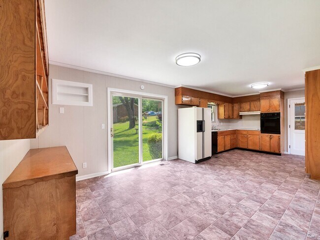 Building Photo - 450 Bouton Dr