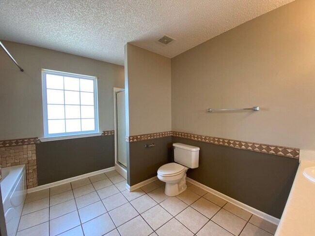 Building Photo - 1835 Lawnwood Dr