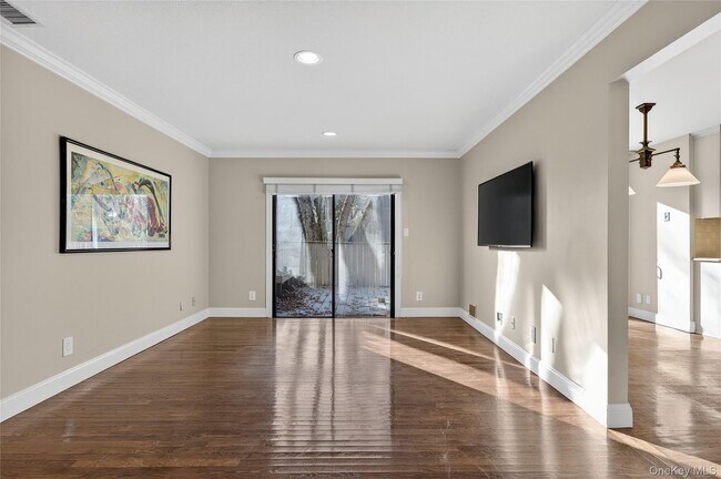 Building Photo - 7 Meadowood Dr