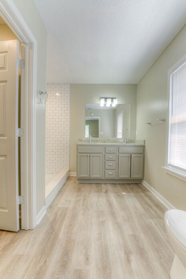 Building Photo - Gorgeous renovation!