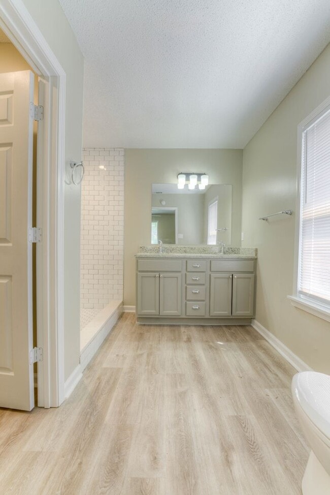 Building Photo - Move-in Special! 1/2 off first month's rent!