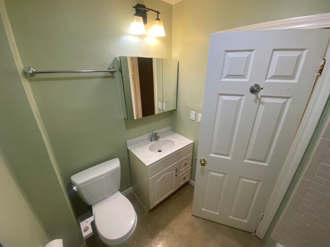 Building Photo - Advent - Gorgeous 5 Bedroom Home With Front/Backyard, Driveway & Washer/Dryer!