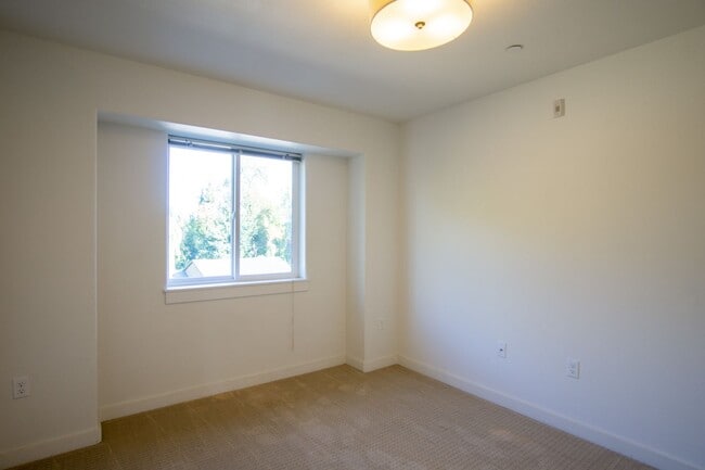 Building Photo - Stylish 2Bdr w/Stainless Appl, W&D, Private Balcony