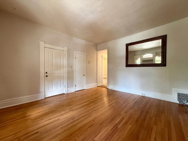 Building Photo - Charming unit for rent in Wash Park!