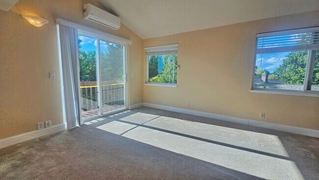 Building Photo - Mercer Island gem - 4 BD 2.5 Ba in Beautiful Mercer Island with new heat pump installed