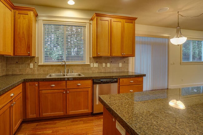 Building Photo - BEAUTIFUL FOUR BEDROOM HOME IN VANCOUVER