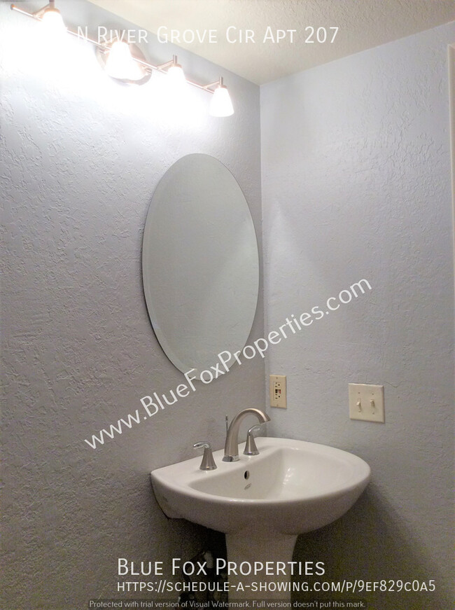 Building Photo - Beautiful Condo 10mins to UofA!