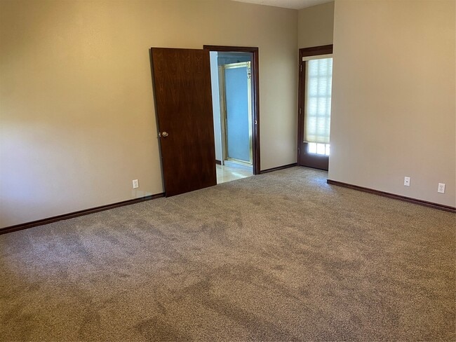 Building Photo - 301 Jansen Dr