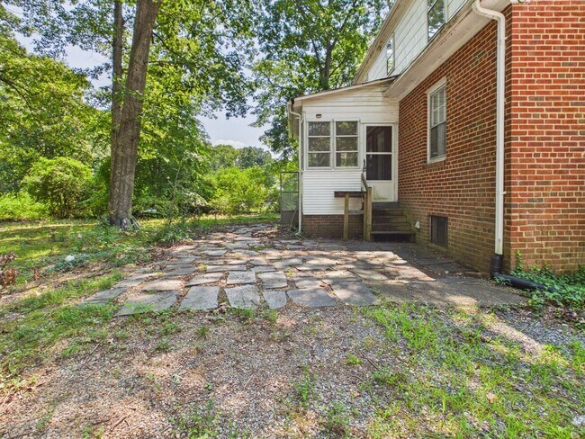 Building Photo - 2253 Brookwood Rd