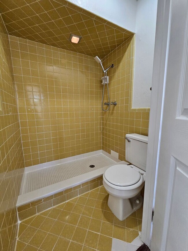 Building Photo - (3) Bed/(2) Bath Avail NOW! Oakhurst Addition!