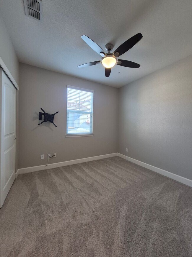 Building Photo - Gorgeous 4bd/2.5ba Two Story Home In Roseville!