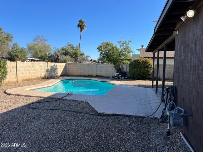 Building Photo - 1622 E Del Rio Dr