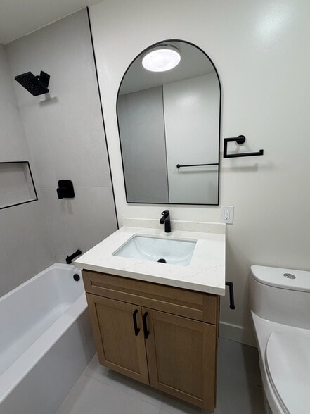 Building Photo - 365 Wisconsin Ave