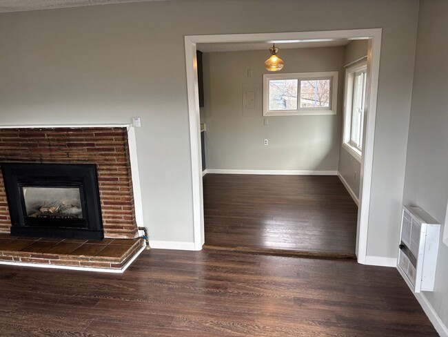 Building Photo - 4-Plex Unit Right Across From Park!
