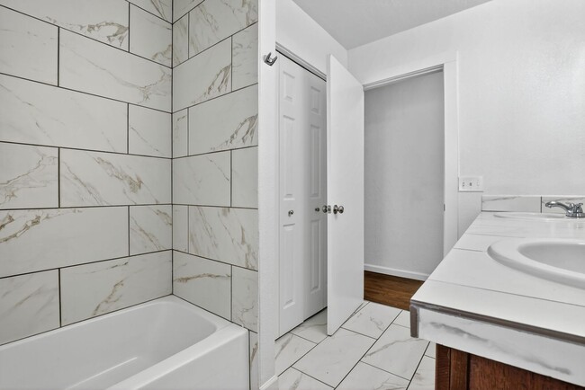Building Photo - 4 bedroom: Single Level SE Portland Home