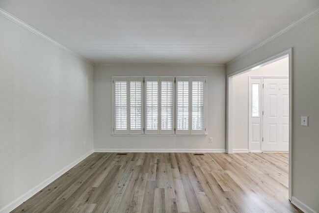 Building Photo - 6655 Lake Run Dr