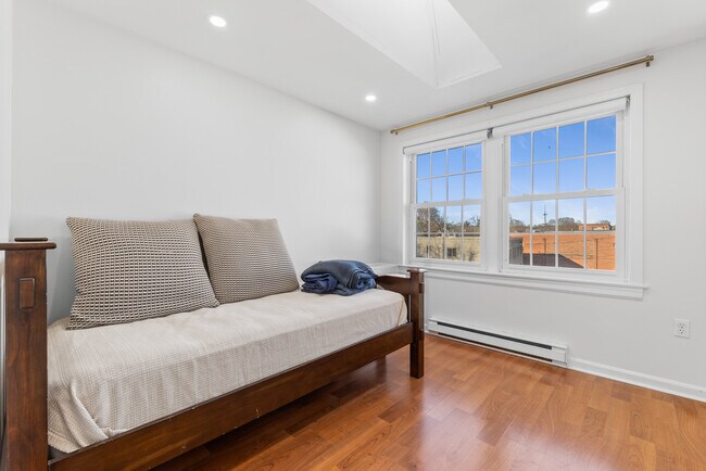 Building Photo - 133 Main St