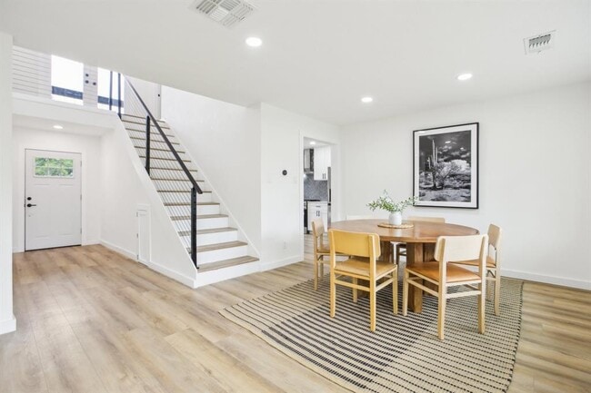 Building Photo - 2104 Malvern Hill Dr