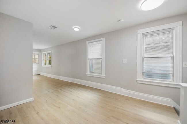 Building Photo - 176 Valley St