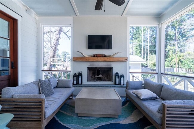 Building Photo - Fully Furnished Home In The Groves