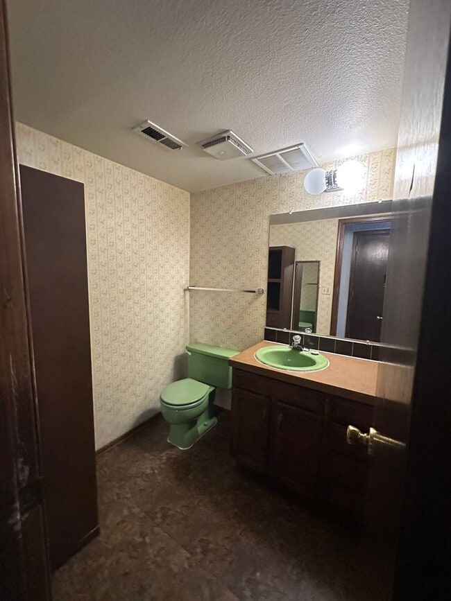 Building Photo - Lovely 4 bedroom house avail now