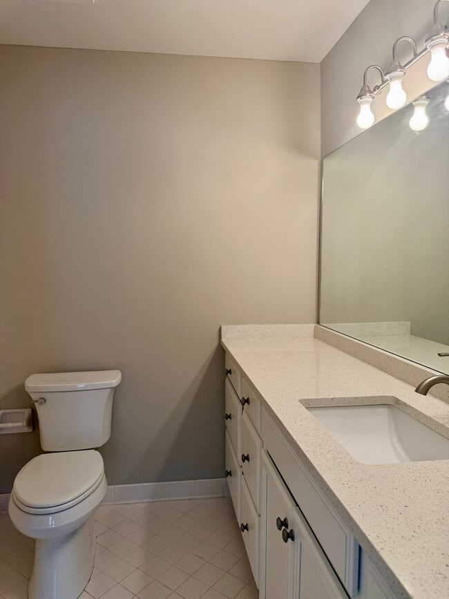 Building Photo - 2-bedroom, 2.5-bathroom home located in th...
