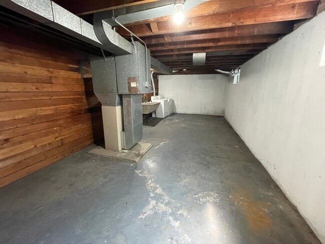 Building Photo - 1605 Monroe St