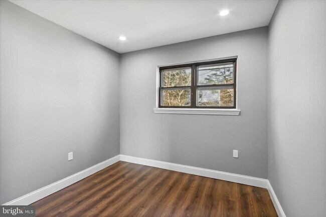 Building Photo - 296 Greenough St