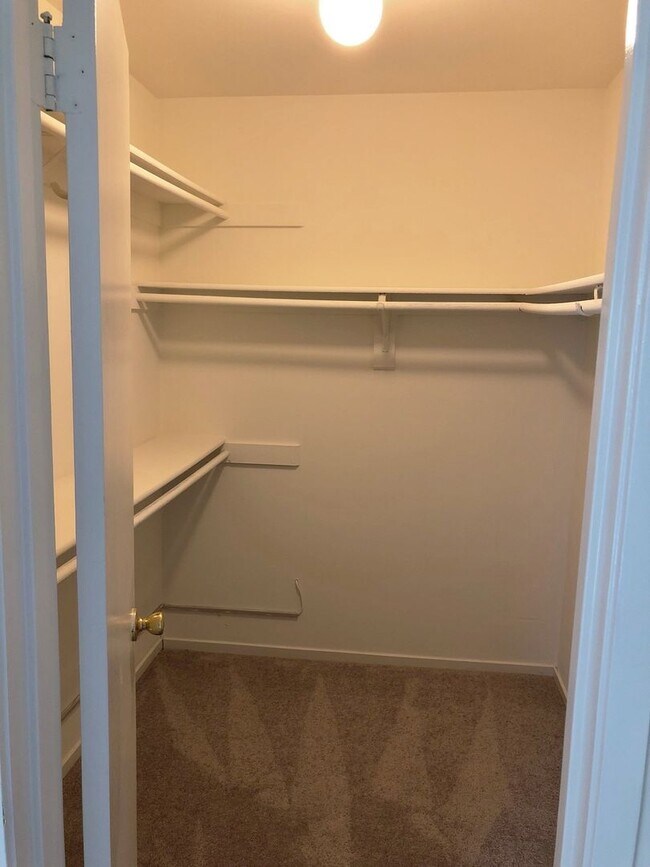 Building Photo - Spacious Potomac Beauty backs to Golf Course