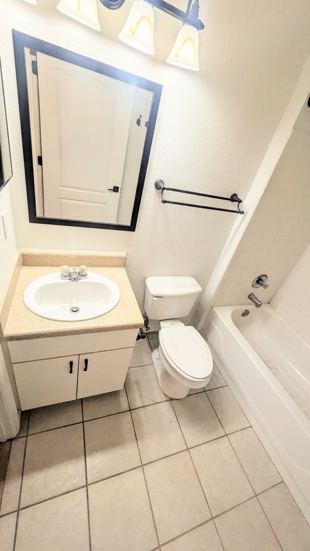 Building Photo - Annual unfurnished 2/2 condo in luxury development near Legacy Trail and Siesta Key.