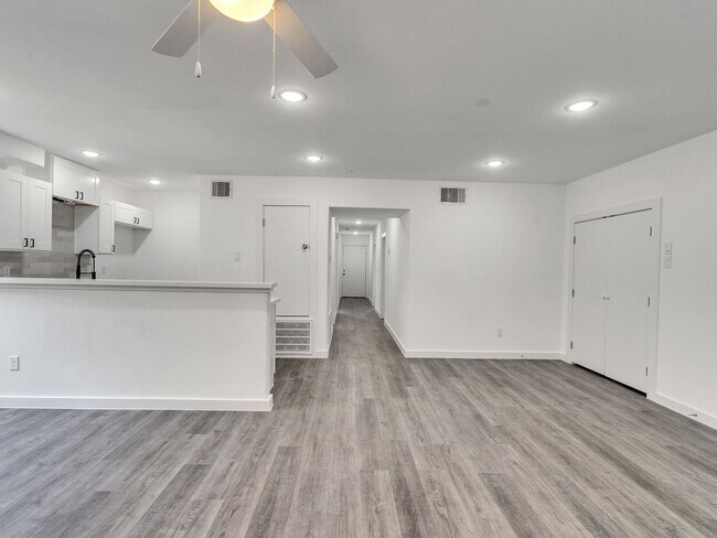 Building Photo - ? Spacious & Stylish 3-Bed Home – Garage Included! ?