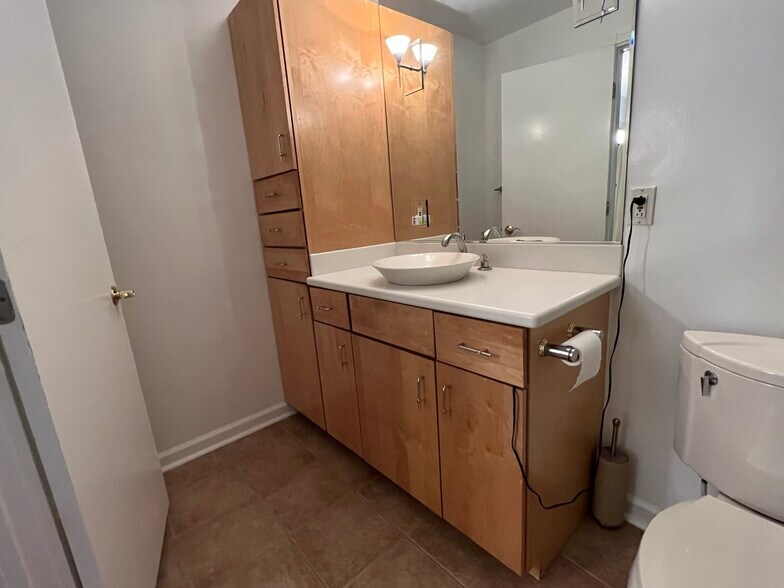 Building Photo - 6151 Canterbury Dr