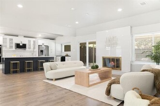 Building Photo - 6350 Glennox Ln