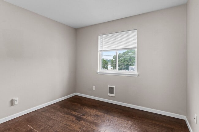 Building Photo - Spacious 2-Bedroom Duplex Near Tacoma Mall...