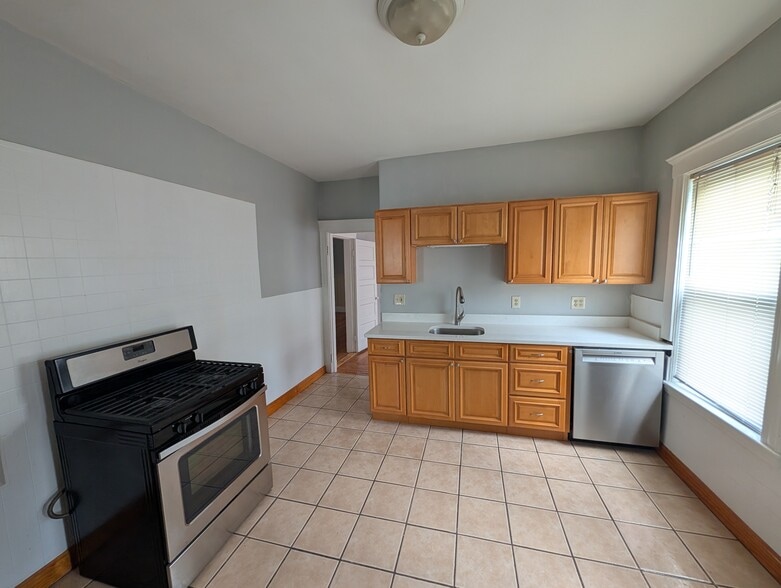 Building Photo - 78 Marion St