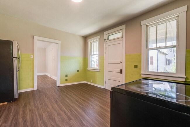 Building Photo - AVAILABLE APRIL 2026